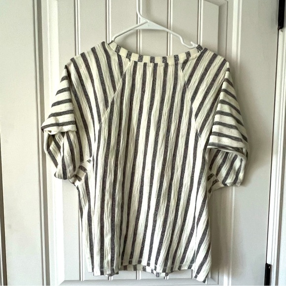 Hem & thread striped top. Size L. Trendy, comfy and cute for all seasons! - Picture 3 of 3